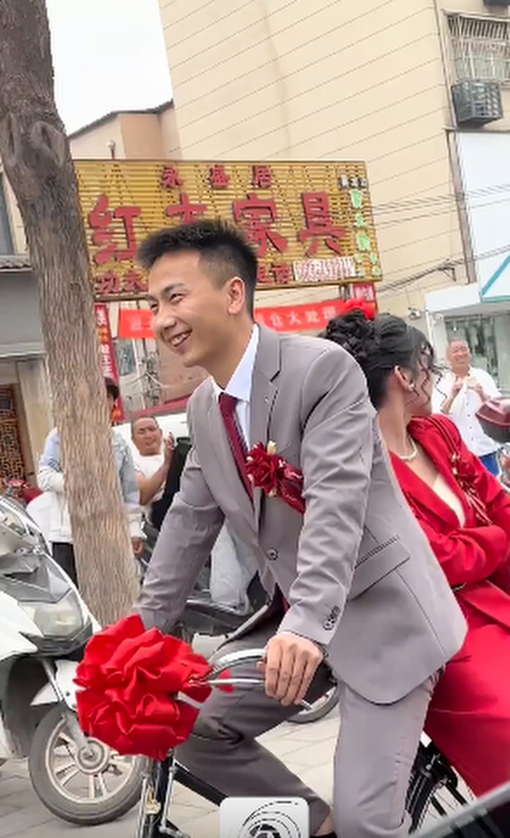 The happy couple turned heads along the wedding route with their unusual choice of transport. Photo: thepaper.cn The happy couple turned heads along the wedding route with their unusual choice of transport. Photo: thepaper.cn