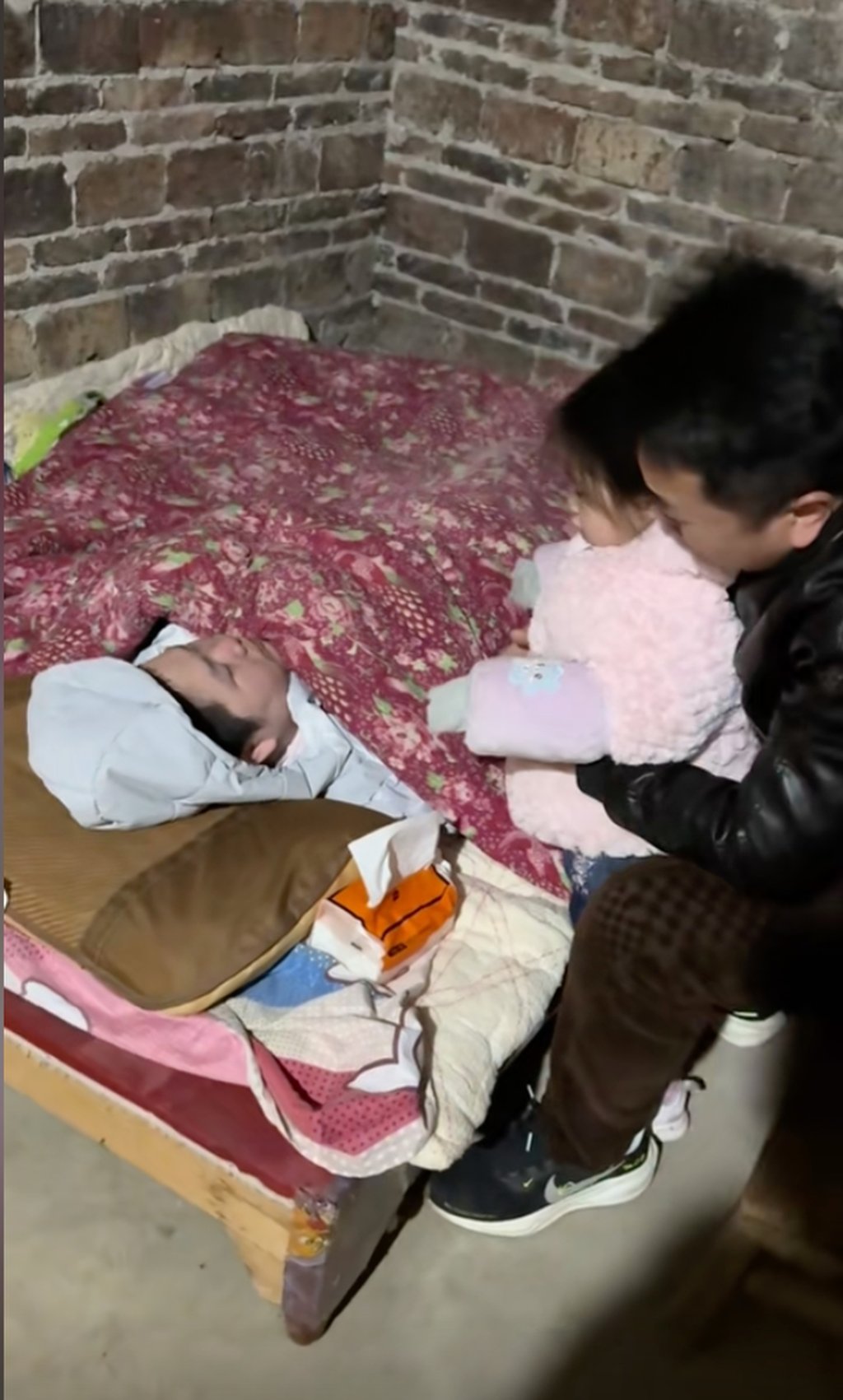 Deng Youcai and his daughter Hanhan tend to Ye Meidi as she lies sick in bed. Photo: Douyin Deng Youcai and his daughter Hanhan tend to Ye Meidi as she lies sick in bed. Photo: Douyin