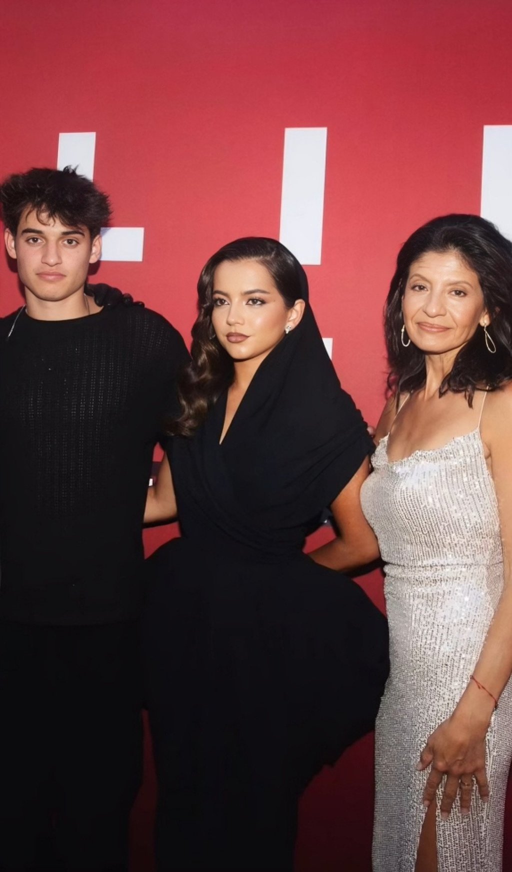 Isabela Merced, Gyovanni Moner and their mother Katherine Moner on the red carpet. Photo: @kitkatyfamilia/Instagram Isabela Merced, Gyovanni Moner and their mother Katherine Moner on the red carpet. Photo: @kitkatyfamilia/Instagram