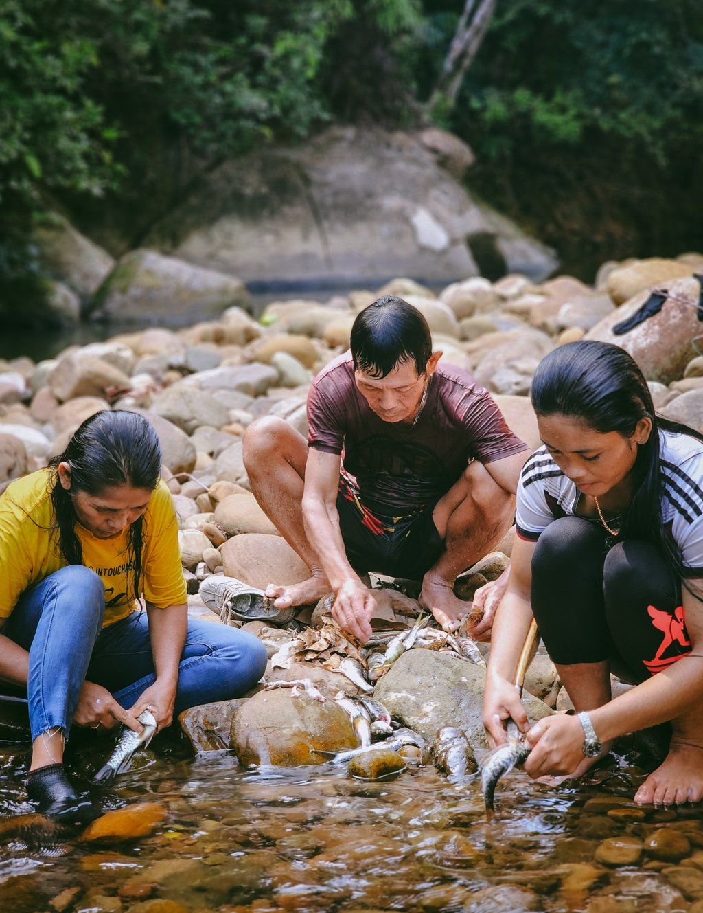 Bethshiba Jengan, Joseph Belait and Uret Wan prepare fish. Photo: Esslin Terrighena
