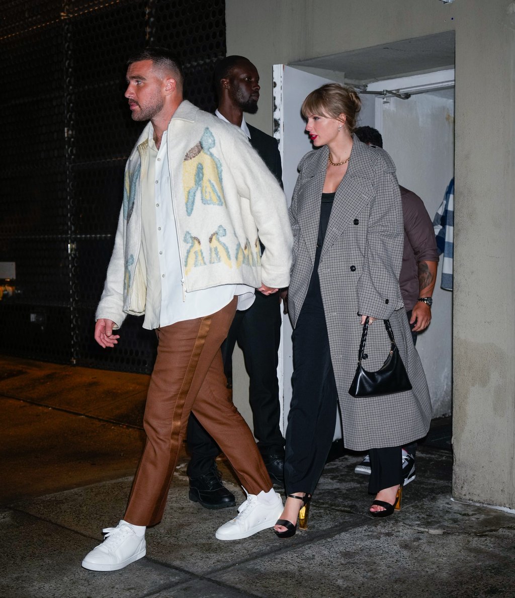 Early fan Taylor Swift carries Aupen’s Nirvana bag as she and Travis Kelce depart an SNL party in New York City, in October 2023. Photo: GC Images