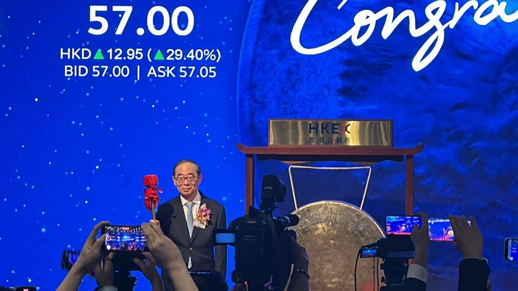 Sun Piaoyang, chairman of Hengrui, strikes the gong to commence the company’s trading on the Hong Kong stock exchange on Friday. Photo: Aileen Chuang Sun Piaoyang, chairman of Hengrui, strikes the gong to commence the company’s trading on the Hong Kong stock exchange on Friday. Photo: Aileen Chuang