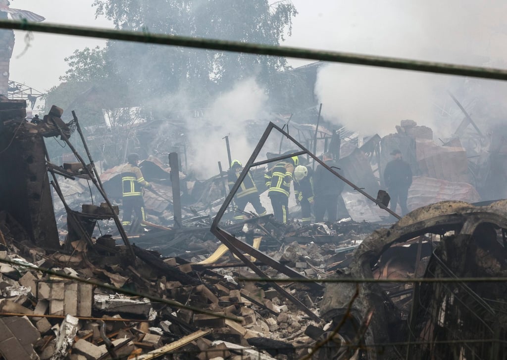Ukrainian rescuers work at the site of a residential area struck overnight by Russian fire, in a village near Kyiv, Ukraine, on Sunday. Photo: EPA-EFE Ukrainian rescuers work at the site of a residential area struck overnight by Russian fire, in a village near Kyiv, Ukraine, on Sunday. Photo: EPA-EFE