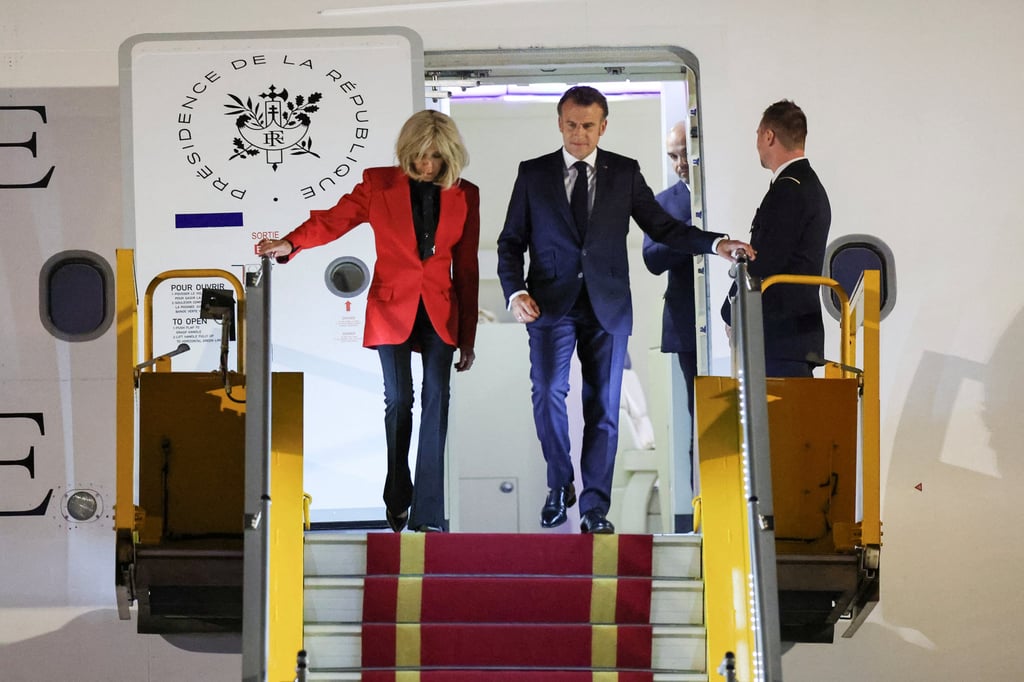 Macron and his wife arrive at Noi Bai International Airport in Hanoi, Vietnam on Sunday. Photo: Reuters Macron and his wife arrive at Noi Bai International Airport in Hanoi, Vietnam on Sunday. Photo: Reuters