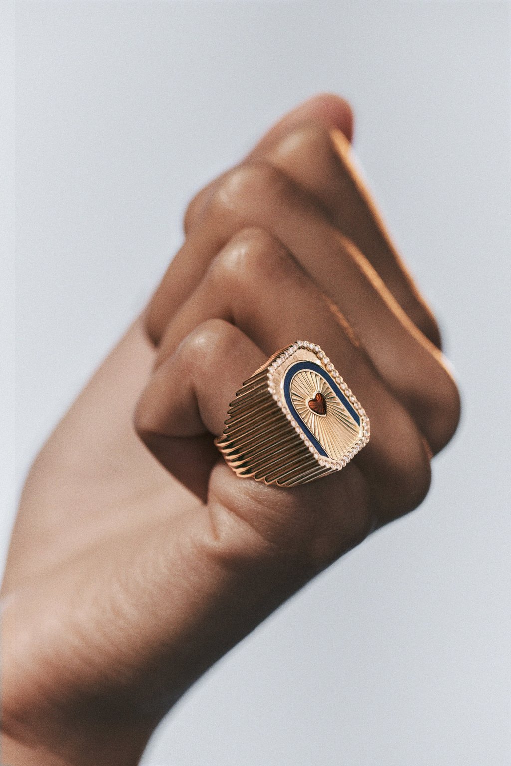 Marie lichtenberg jantung mini scap 18k cincin emas dengan berlian. Foto: Brosur