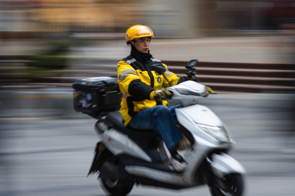 A Meituan food delivery courier rides an electric scooter through Chongqing, China, on March 29, 2025 in Chongqing, China. Photo: Getty Images