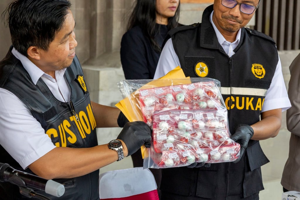Bali police officers display cocaine as evidence. Photo: EPA-EFE Bali police officers display cocaine as evidence. Photo: EPA-EFE