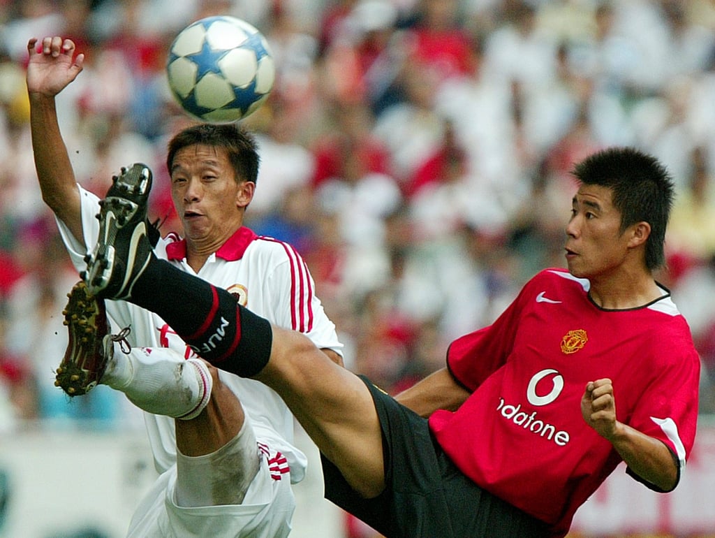 United’s Dong Fangzhuo challenges Poon Yiu-cheuk of Hong Kong during the 2005 clash. Photo: AP