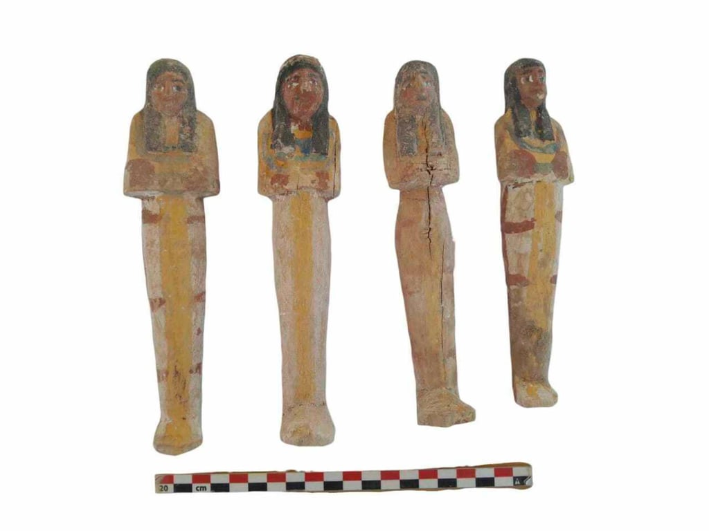 Egyptian archaeologists discover 3 tombs of prominent statesmen in(02)