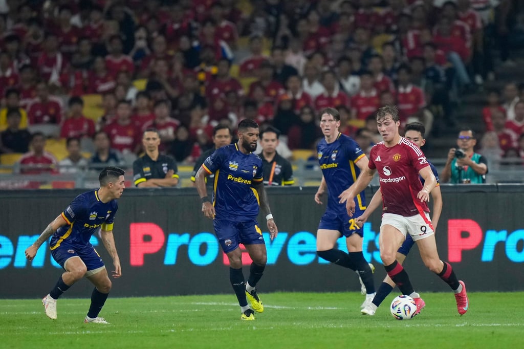 Manchester United’s Rasmus Hojlund (right) runs at the Asean All-Stars’ defence. Photo: AP Manchester United’s Rasmus Hojlund (right) runs at the Asean All-Stars’ defence. Photo: AP