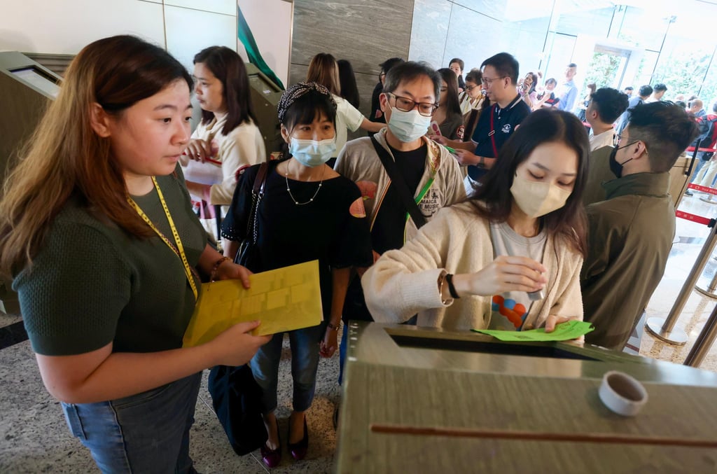 Buyers queued for Sun Hung Kai Properties’ Sierra Sea flats at the ICC in West Kowloon on May 18. Photo: Jonathan Wong Buyers queued for Sun Hung Kai Properties’ Sierra Sea flats at the ICC in West Kowloon on May 18. Photo: Jonathan Wong