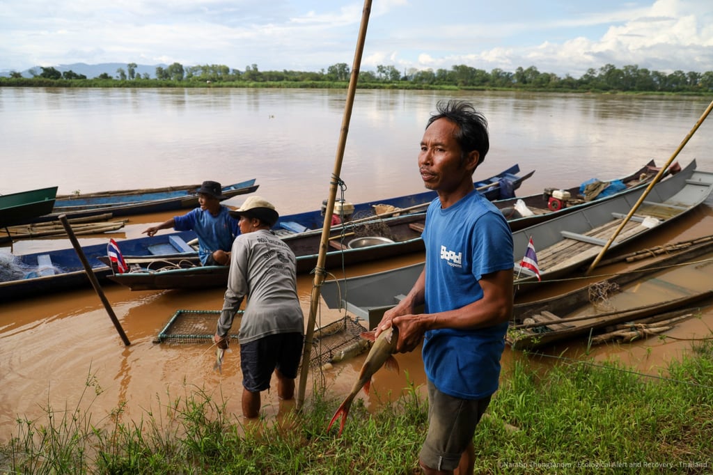 Fishermen on the Chiang Saen river. Photo: Earth Thailand Fishermen on the Chiang Saen river. Photo: Earth Thailand