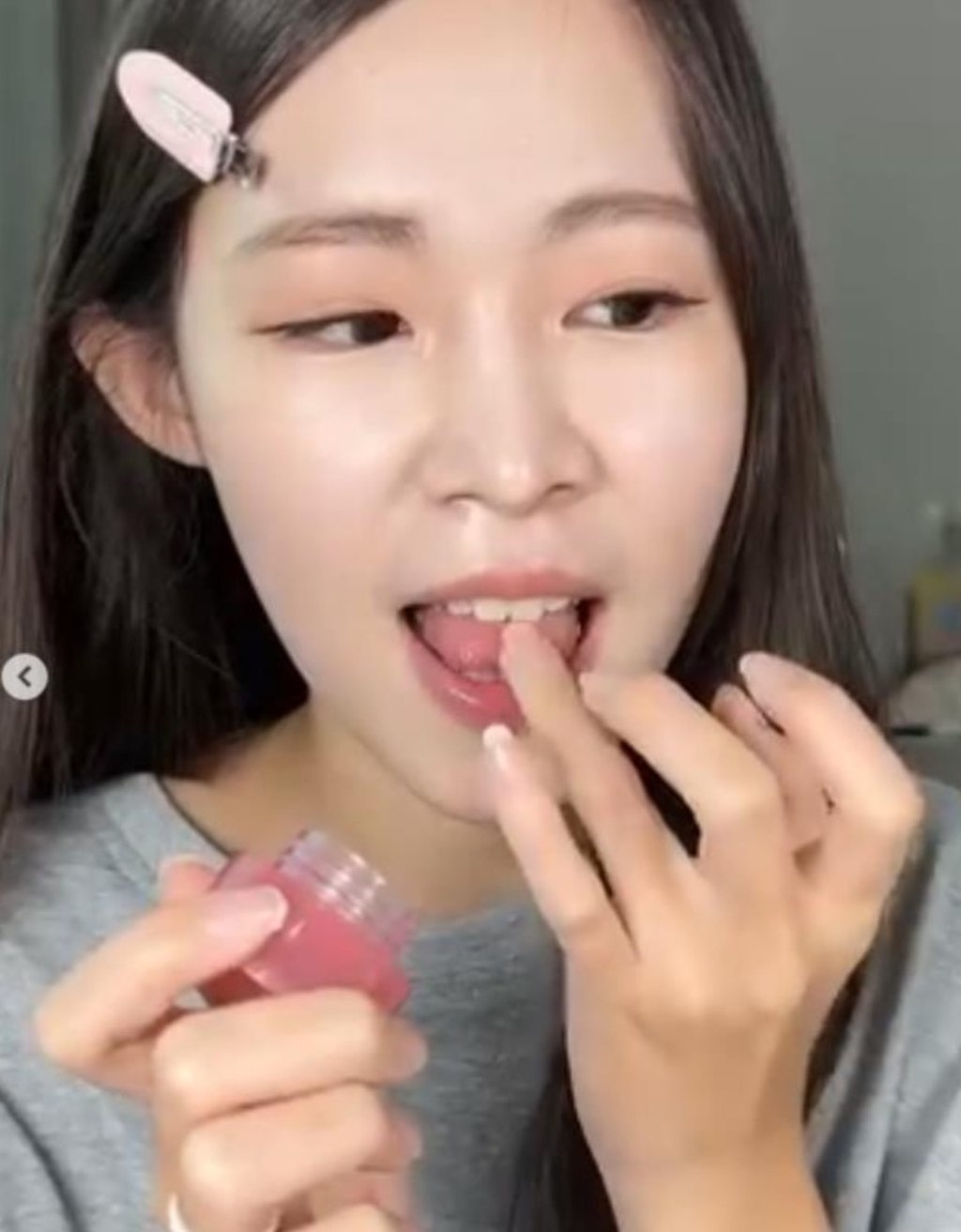 The late influencer tastes a cosmetic product during one of her videos. Online observers fear she may have died from chemical poisoning. Photo: Weibo