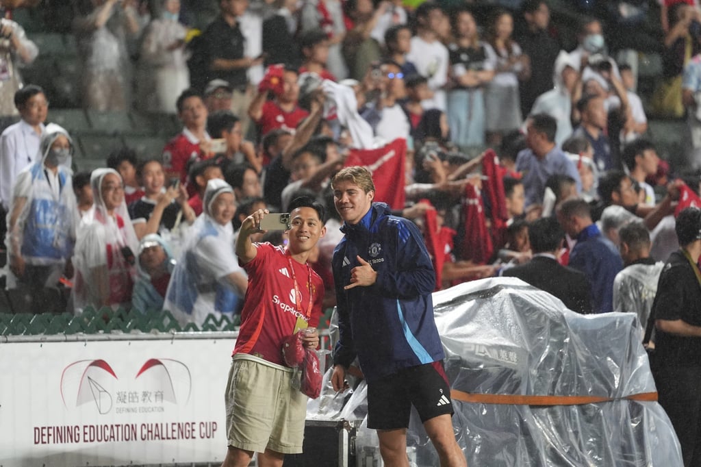 United’s Rasmus Hojlund takes pictures with fans during training at Hong Kong Stadium. Photo: Elson Li