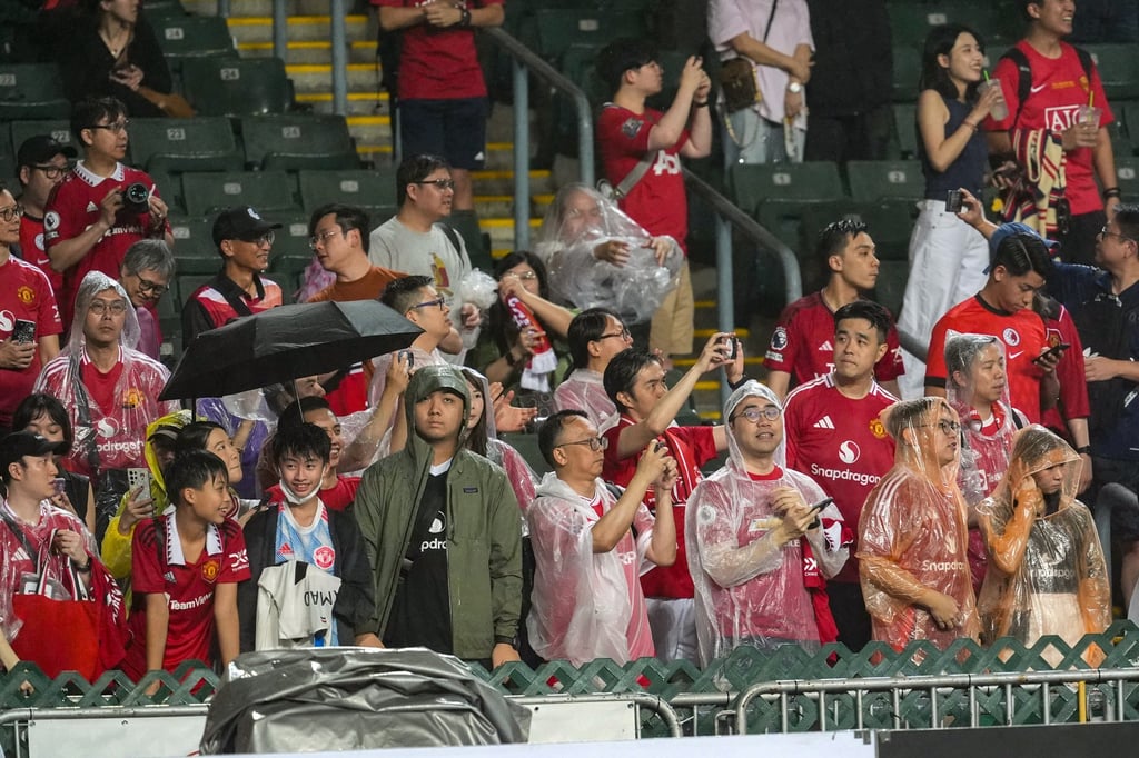 United fans stay upbeat in the rain at Hong Kong Stadium on Friday. Photo: Elson Li