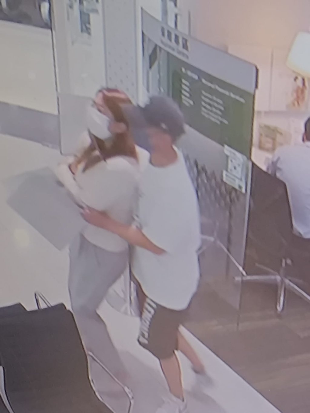 The robber entered the bank alone and grabbed the female worker. Photo: Handout