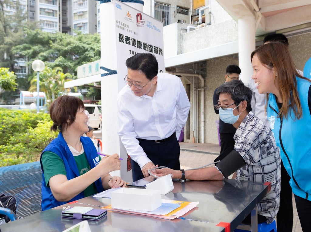 Liaison office Director Zhou Ji visits a community hall in Tsing Yi. Photo: Hong Kong liaison office
