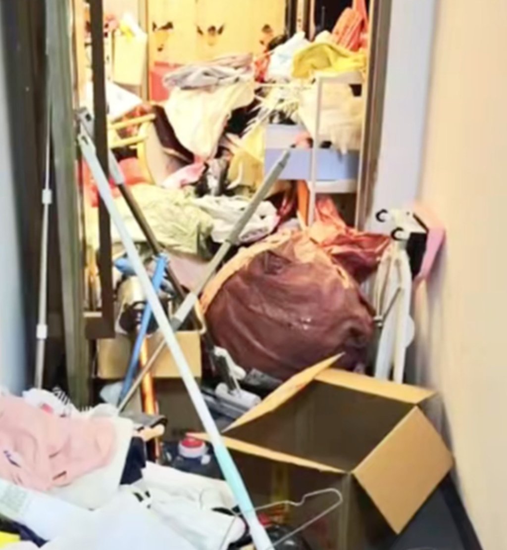 The corridor outside the woman’s home is strewn with all manner of rubbish. Photo: Douyin The corridor outside the woman’s home is strewn with all manner of rubbish. Photo: Douyin