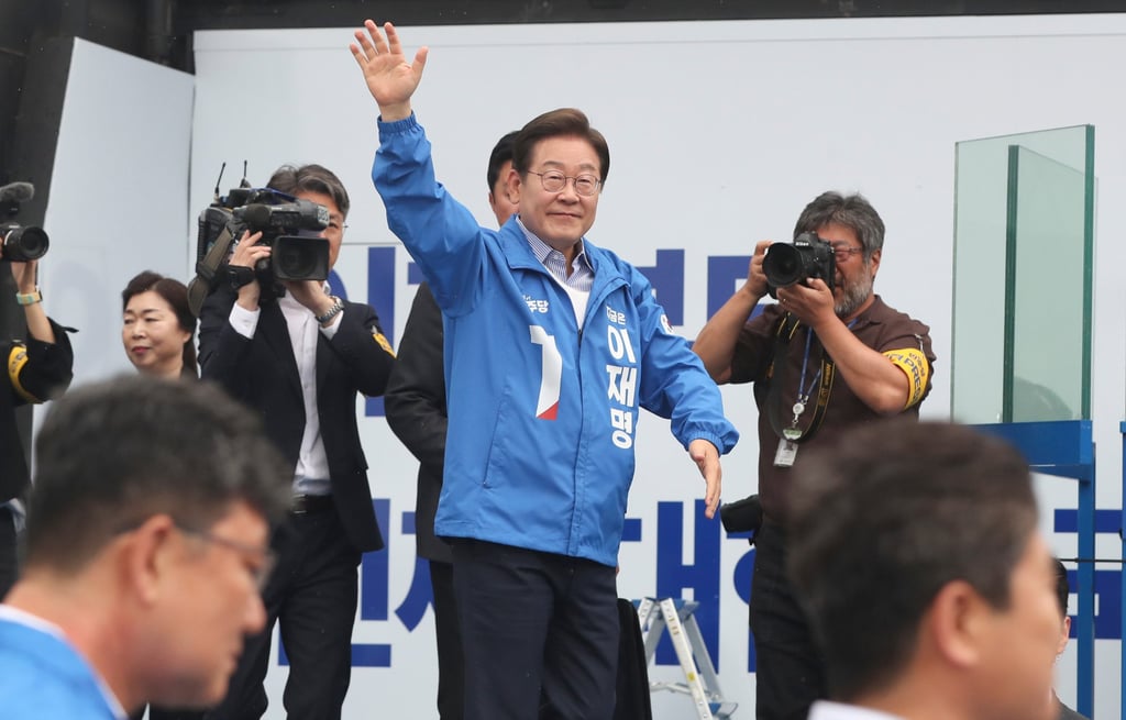 Lee Jae-myung, the Democratic Party’s presidential candidate, waves at an election campaign event in Seoul on Monday. Photo: Xinhua Lee Jae-myung, the Democratic Party’s presidential candidate, waves at an election campaign event in Seoul on Monday. Photo: Xinhua