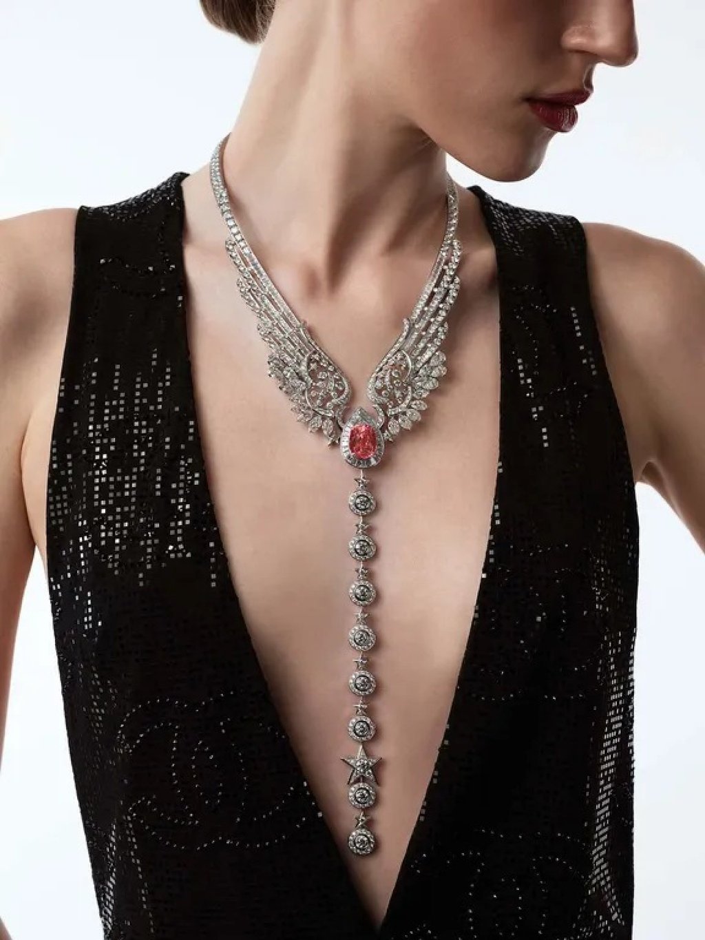 Wings of Chanel necklace in white gold, platinum and natural polished diamonds with a cushion-cut Padparadscha sapphire. Photo: Handout