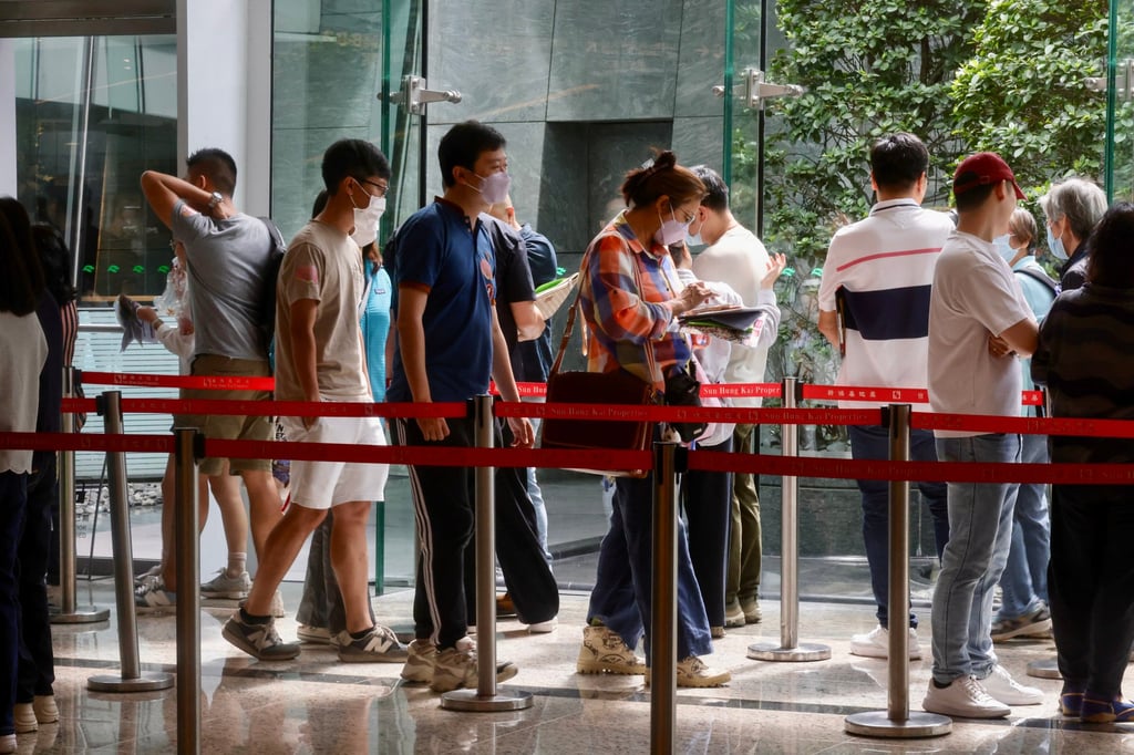 Prospective buyers for Sun Hung Kai Properties’ Sierra Sea residential project queue up at the sales office on May 18. Photo: Jonathan Wong