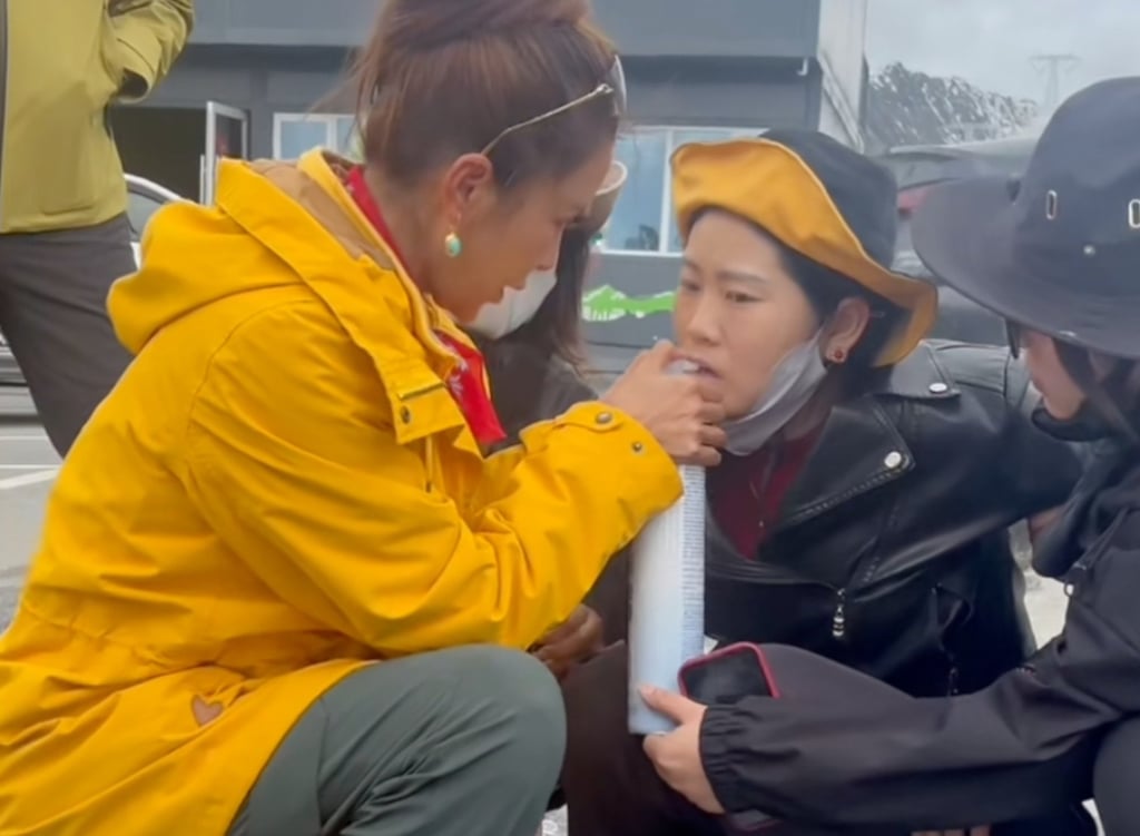 Zhu Xun gives the stricken woman oxygen from a bottle after she collapsed. Photo: QQ.com Zhu Xun gives the stricken woman oxygen from a bottle after she collapsed. Photo: QQ.com