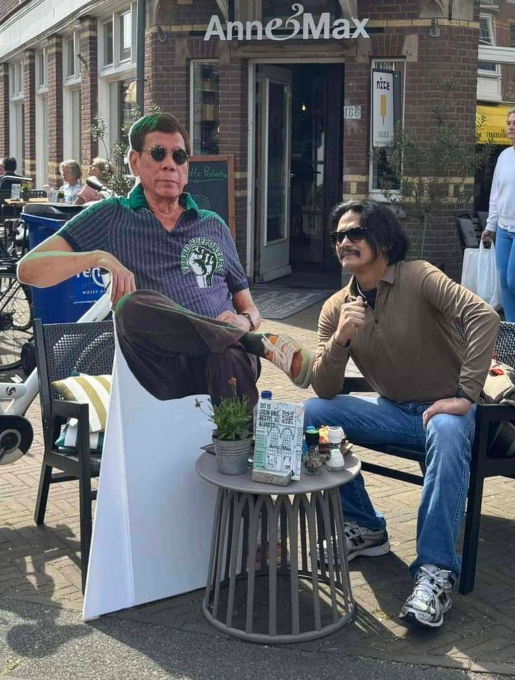 Senator Robin Padilla having a “breakfast meeting” with Rodrigo Duterte’s standee in The Hague. Photo: Facebook/Robin Padilla Senator Robin Padilla having a “breakfast meeting” with Rodrigo Duterte’s standee in The Hague. Photo: Facebook/Robin Padilla