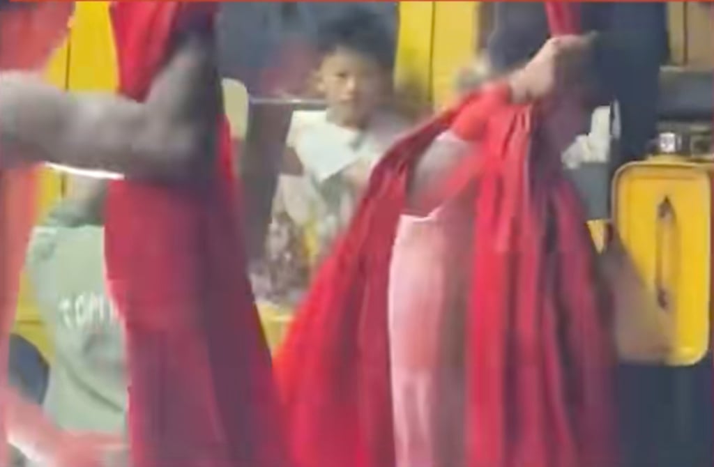 Six-year-old Xie Yule prepares to lift his mother and father into the air so that their performance can begin. Photo: QQ.com