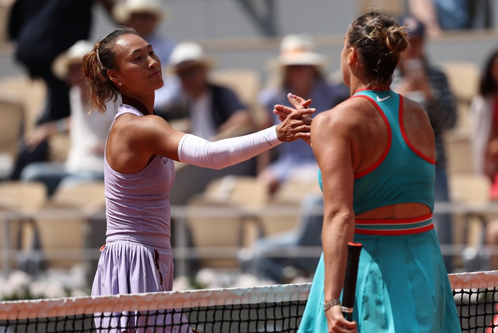 Zheng Qinwen (left) shakes hands with opponent Aryna Sabalenka. Photo: Xinhua