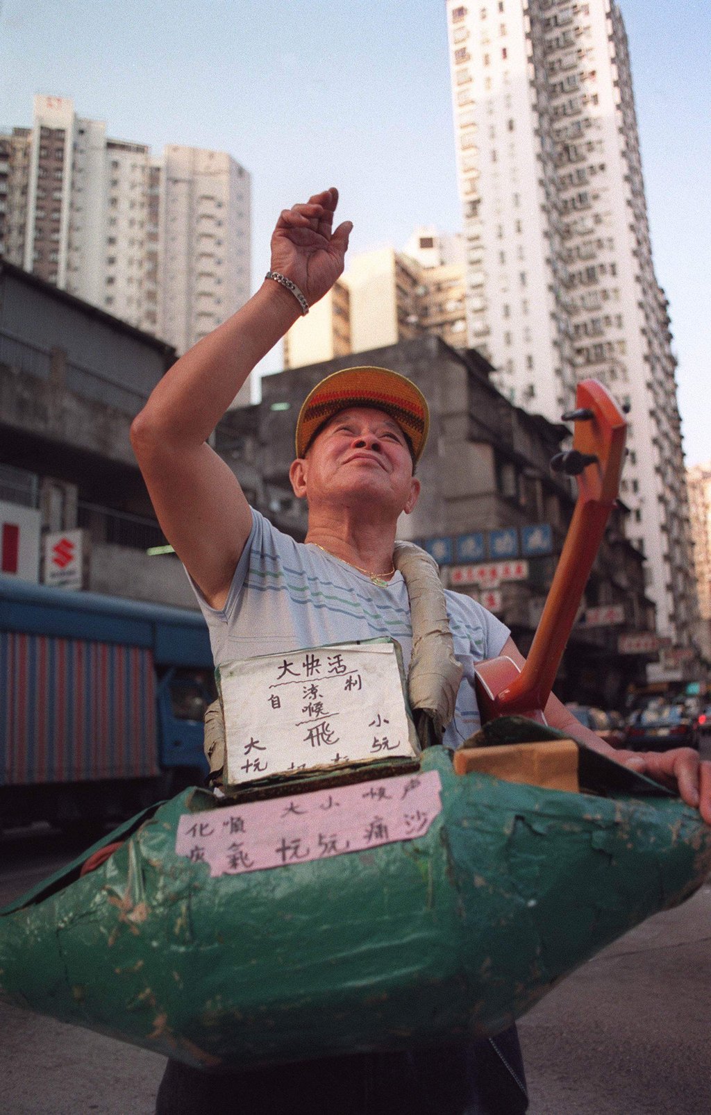 Kwok Kam-kei throwing airplane olives up to his customers, in 1994. Photo: SCMP Archives