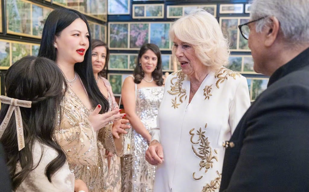 Li Xiang enjoys mixing with the rich and famous. Here she is chatting with Britain’s Queen Camilla. Photo: Weibo Li Xiang enjoys mixing with the rich and famous. Here she is chatting with Britain’s Queen Camilla. Photo: Weibo