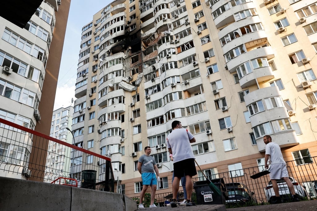 Locals clean up after a Russian drone struck a residential building in Kyiv. Photo: Reuters Locals clean up after a Russian drone struck a residential building in Kyiv. Photo: Reuters