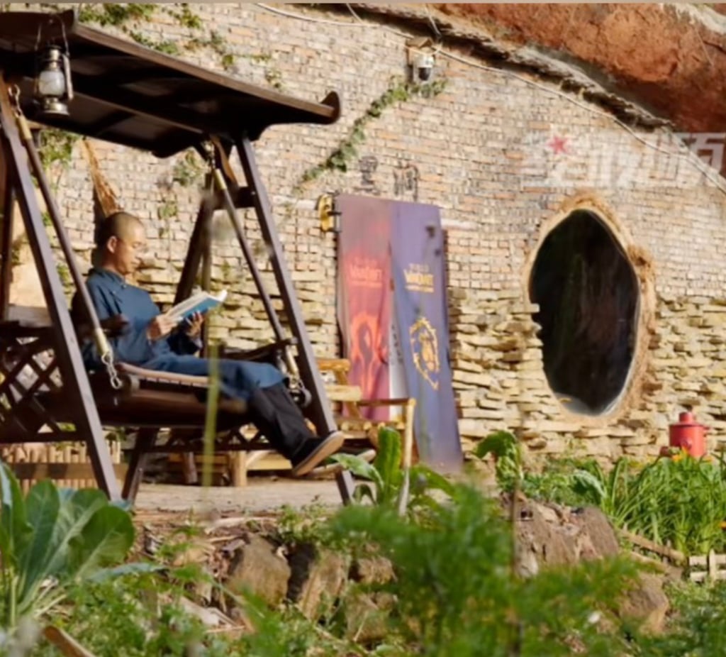 Min spends much of his day reading, he also does a lot of walking around the area near his cave home. Photo: QQ.com