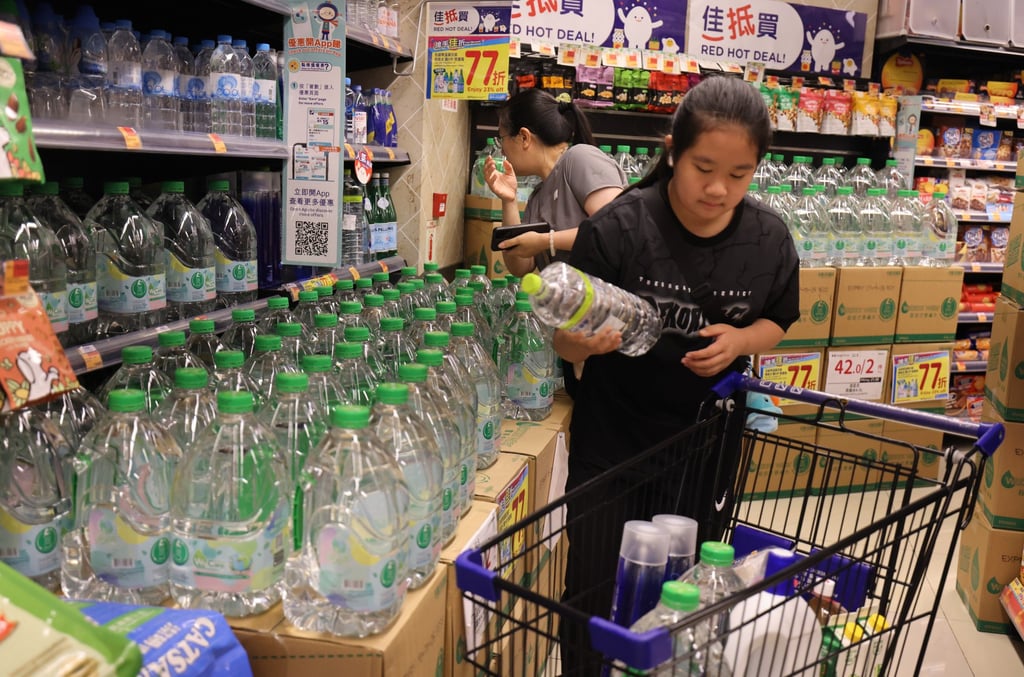A resident at Queens Hill Estate in Fanling buys bottled water following concerns over water safety. Photo: Nora Tam A resident at Queens Hill Estate in Fanling buys bottled water following concerns over water safety. Photo: Nora Tam