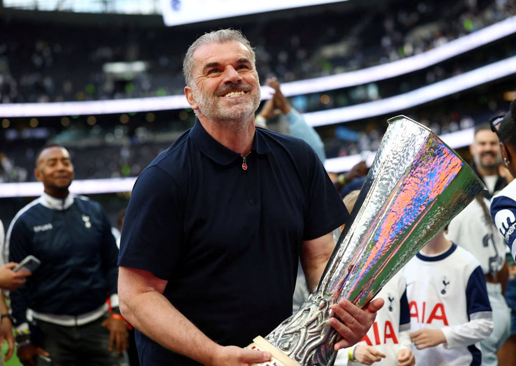 Ange Postecoglou with the Europa League trophy during a lap of appreciation. Photo: Reuters