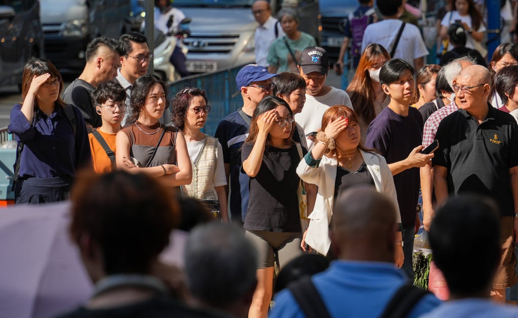 People endure the sizzling heat in Kwun Tong. The Observatory has advised people to drink more water and take more rest. Photo: Eugene Lee People endure the sizzling heat in Kwun Tong. The Observatory has advised people to drink more water and take more rest. Photo: Eugene Lee