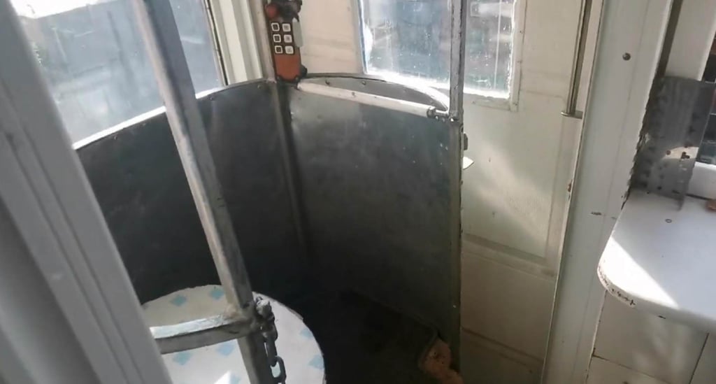 This compact lift is designed to accommodate only a chair, featuring a cable that connects Wang’s window to a lamp post situated on the street near his residential block. Photo: Baidu This compact lift is designed to accommodate only a chair, featuring a cable that connects Wang’s window to a lamp post situated on the street near his residential block. Photo: Baidu