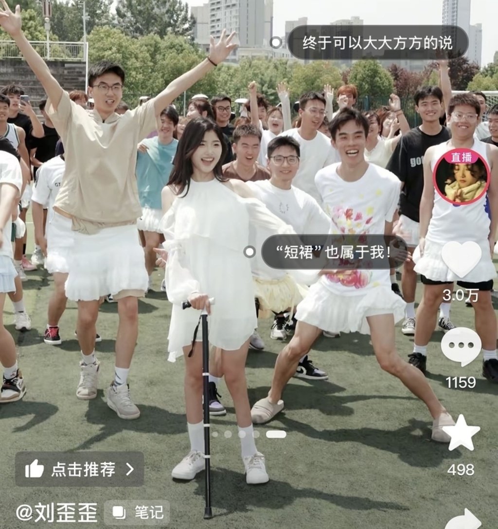 Dia baru-baru ini membagikan video dirinya mencoba rok untuk pertama kalinya, yang menarik perhatian seorang influencer yang mendorong teman-teman sekelasnya untuk ikut mengenakan rok. Foto: Douyin