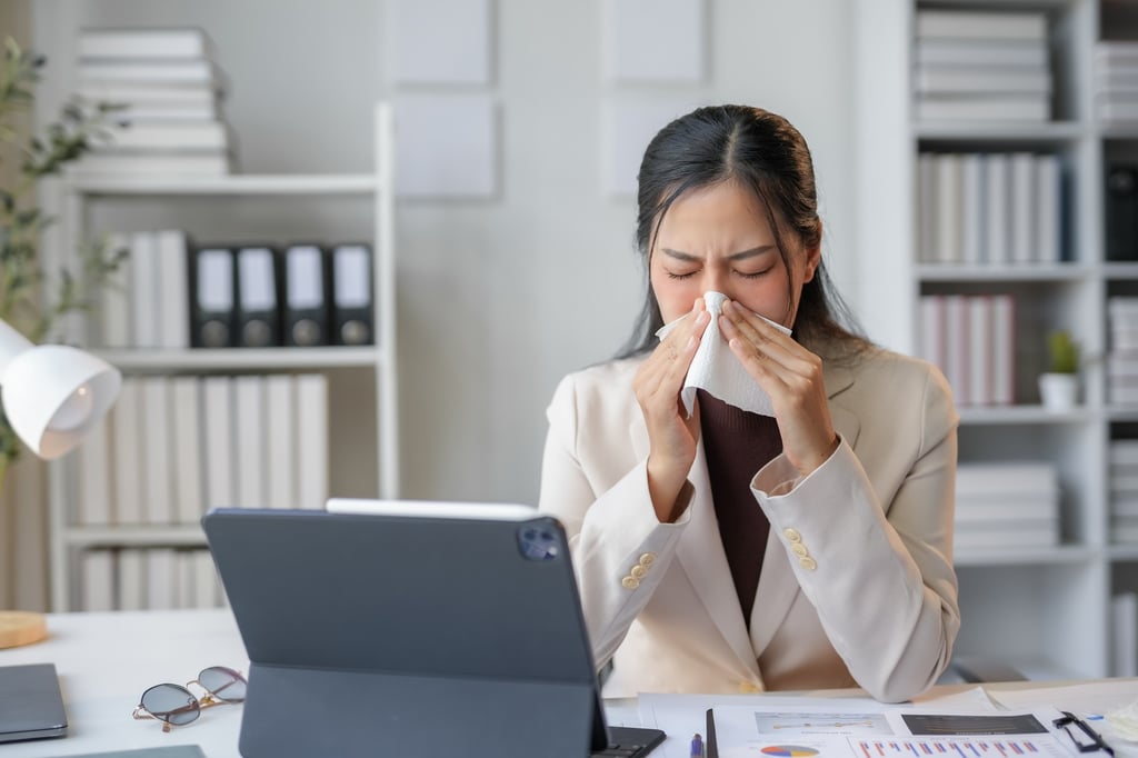 In her post, the employee mentioned that she developed a fever of 37.9 degrees Celsius and requested just one hour of sick leave from her HR supervisor. Photo: Shutterstock In her post, the employee mentioned that she developed a fever of 37.9 degrees Celsius and requested just one hour of sick leave from her HR supervisor. Photo: Shutterstock