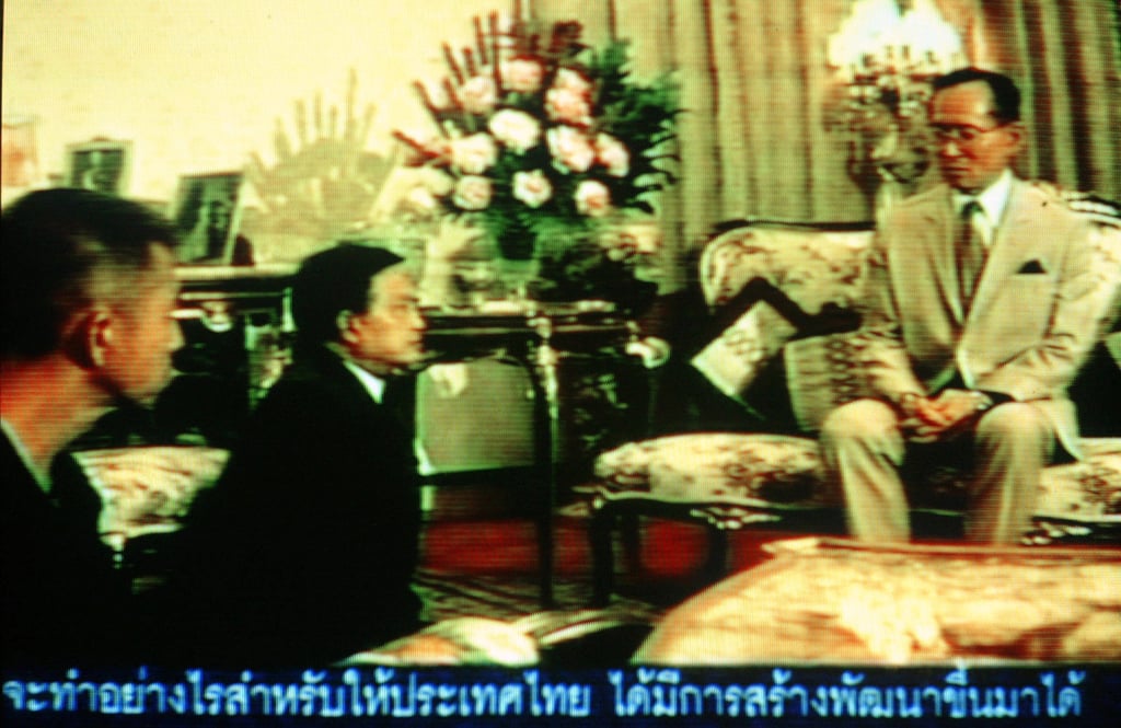 Thai King Bhumibol Adulyadej (right) urges Suchinda Kraprayoon (centre) and protest leader Chamlong Srimuang (left) to negotiate a settlement and avoid violence at the Royal Palace in Bangkok in May 1992. Photo: AFP
