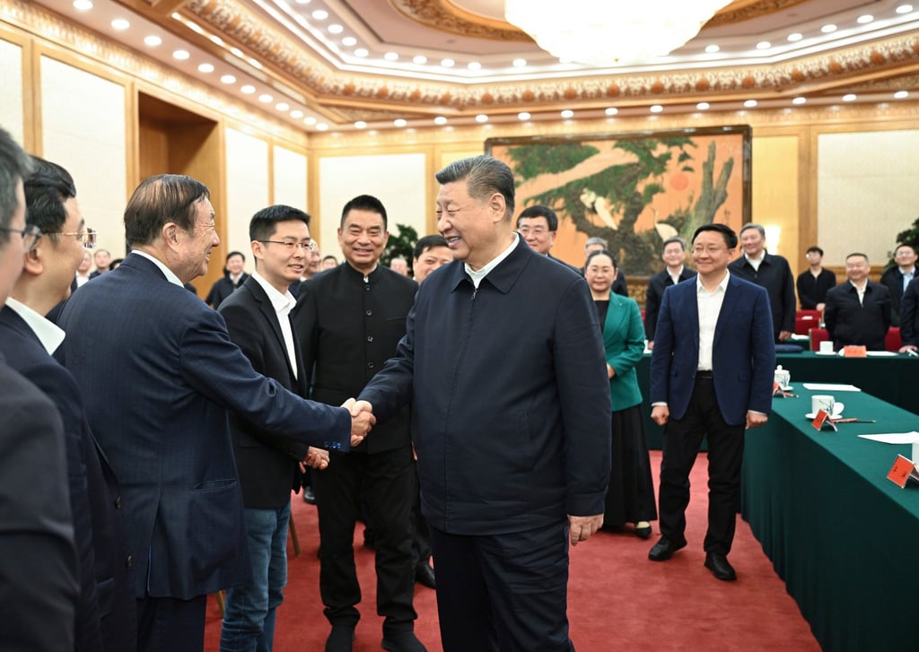 Le président Xi Jinping serrera la main de Ren Zhengfei de Huawei lors d'une réunion avec les entrepreneurs de Pékin en février. Photo: Xinhua Le président Xi Jinping serrera la main de Ren Zhengfei de Huawei lors d'une réunion avec les entrepreneurs de Pékin en février. Photo: Xinhua