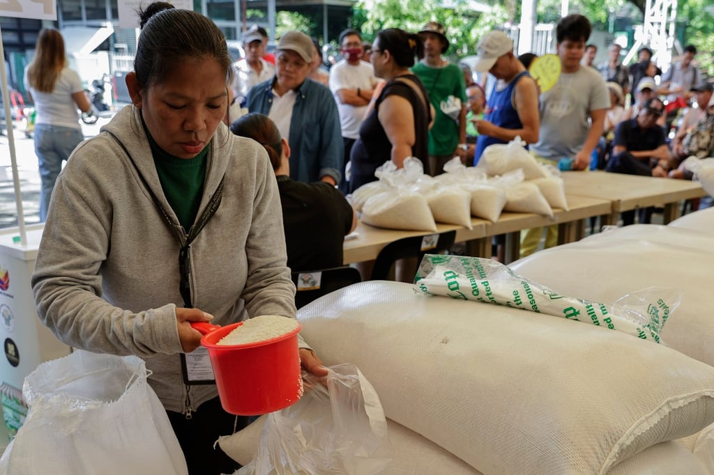 A government worker prepares bags of rice to be sold at 20 Philippine pesos per kilogram at a government mini-market in Quezon City, Metro Manila, in the Philippines on May 15. Photo: EPA-EFE