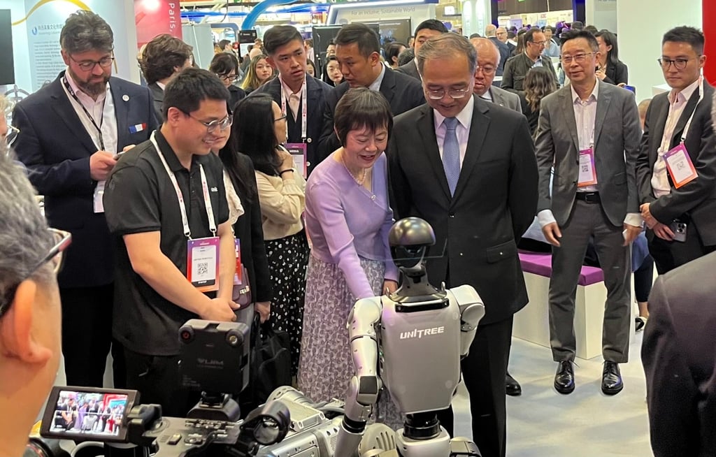 China’s ambassador to France, Deng Li (centre, in suit), tours the China Pavilion. Photo: Xinmei Shen China’s ambassador to France, Deng Li (centre, in suit), tours the China Pavilion. Photo: Xinmei Shen