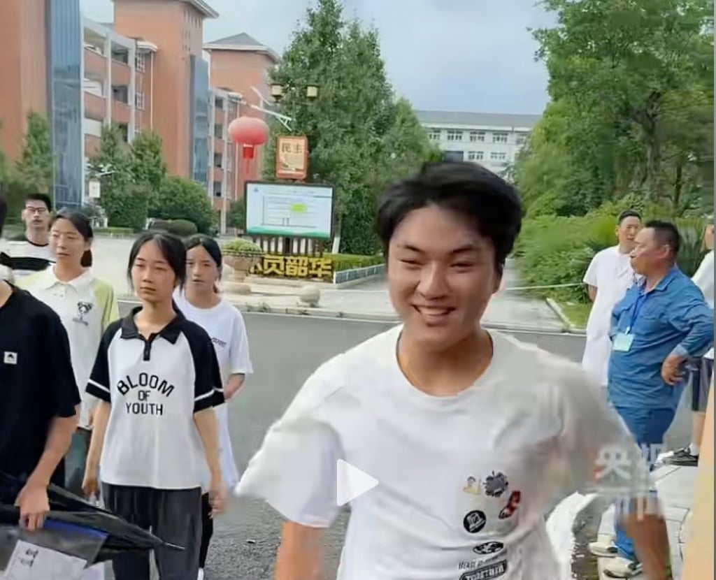 Chen, yang membawa foto kecil ibunya di dadanya, adalah salah satu dari lebih dari 13 juta anak muda yang mengikuti ujian “gaokao” baru-baru ini. Foto: Douyin