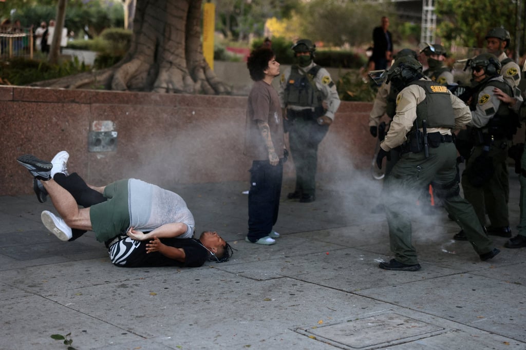 Police and protesters clash in Los Angeles on Wednesday. Photo: Reuters Police and protesters clash in Los Angeles on Wednesday. Photo: Reuters