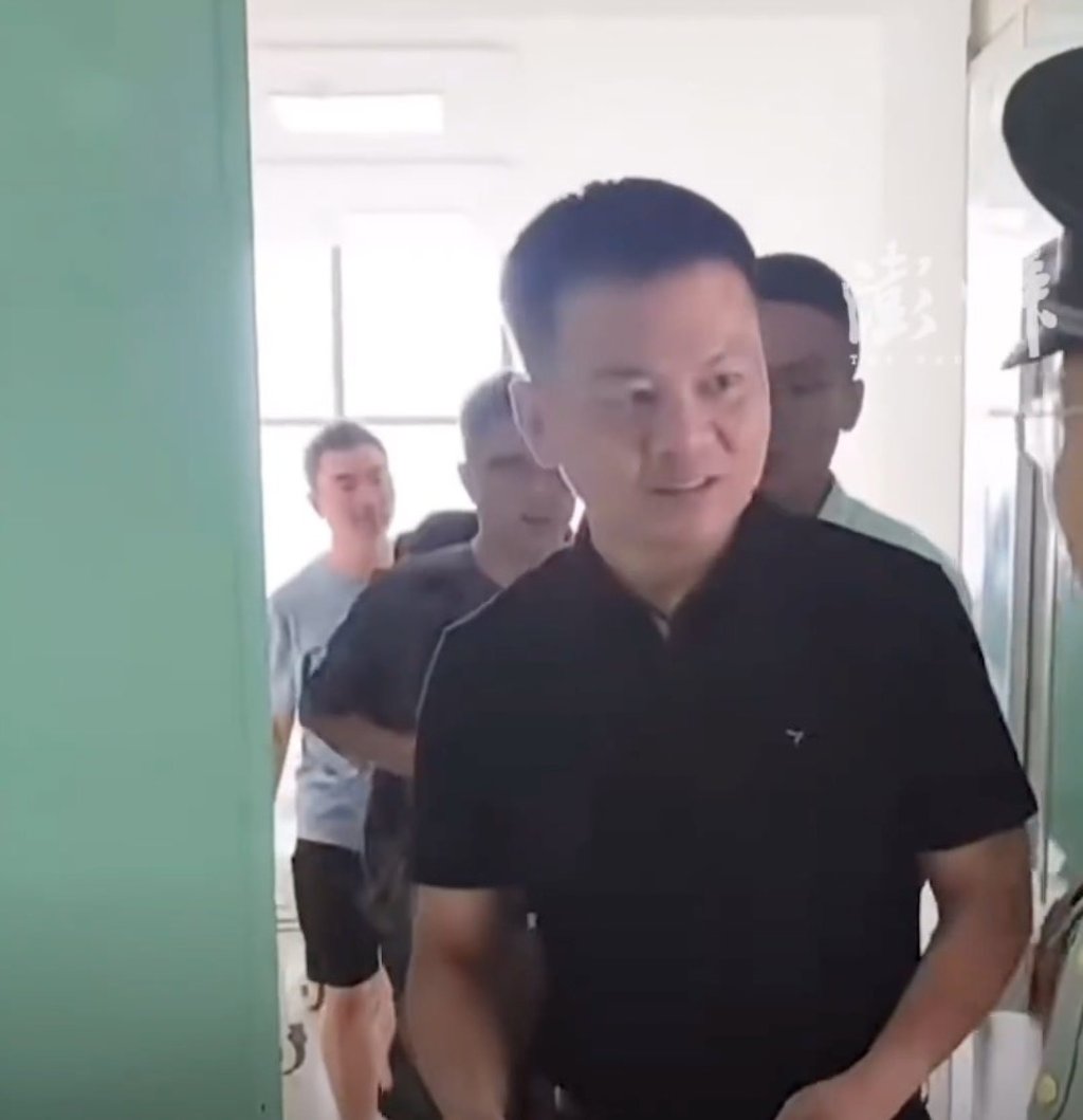 Hero Zhang Wei leaves the hospital after being treated for exhaustion. Photo: The Paper Hero Zhang Wei leaves the hospital after being treated for exhaustion. Photo: The Paper