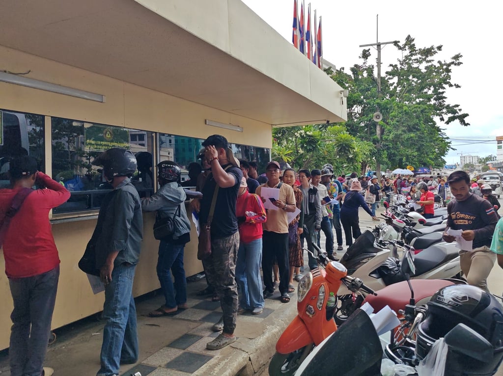 Cambodians queuing to enter Thailand at the International Border Checkpoint of Poipet, Banteay Meanchey province, on Sunday. Photo: Xinhua