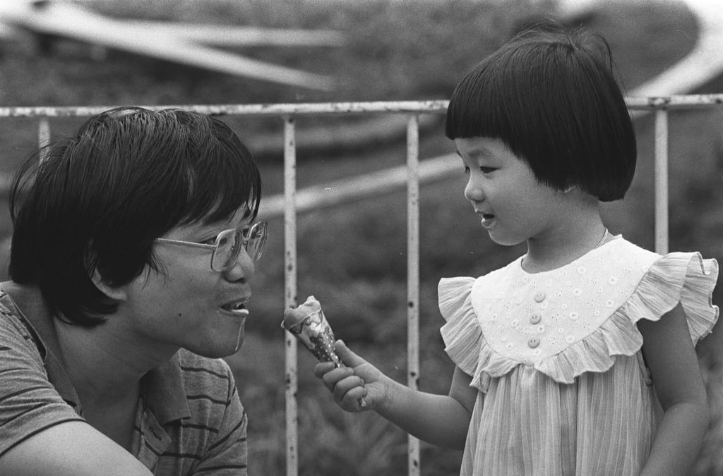 Sharing is caring on Father’s Day in 1984. Photo: SCMP Archives