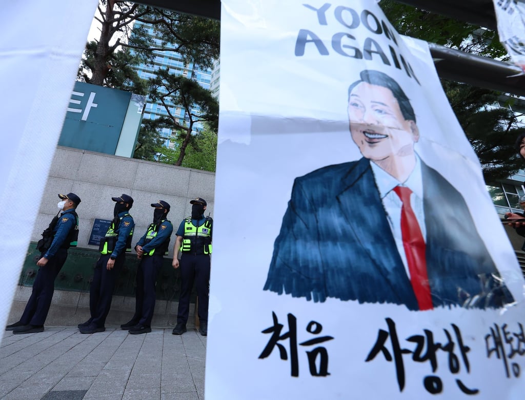 Police officers on standby as the prosecution raided the residence of former president Yoon Suk-yeol in Seoul on April 30. Photo: EPA-EFE/Yonhap