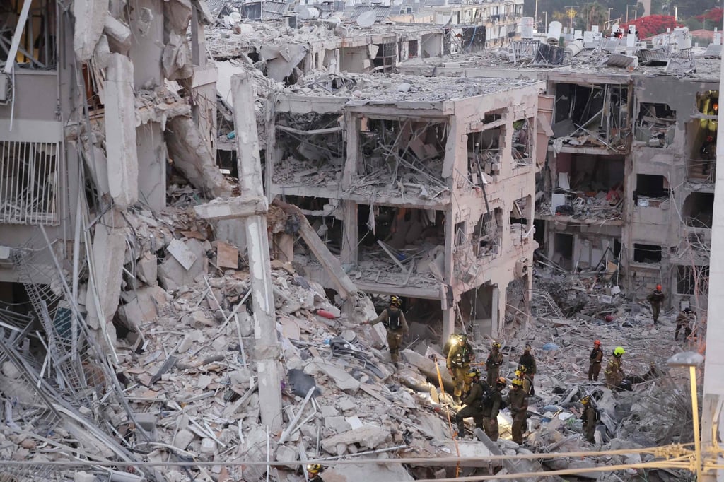 Responders work amid building rubble in the Israeli city of Bat Yam, south of Tel Aviv, following a strike by an Iranian missile. Photo: AFP